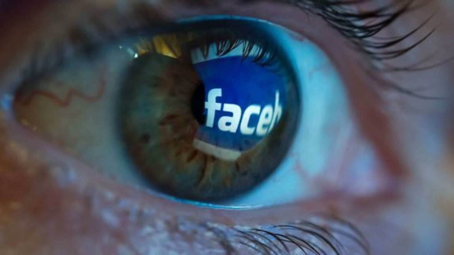 человеческий глаз с отражением логотипа facebook